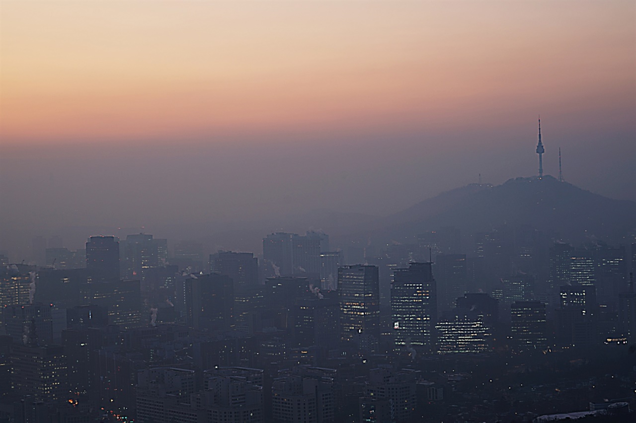  인왕산에서 07시 11분 서울시내 모습