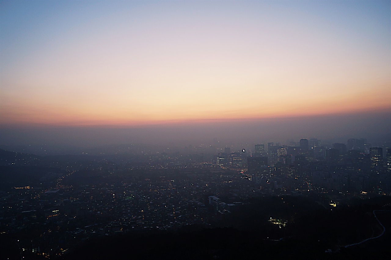  인왕산에서 아침 7시 10분 서울시내 모습