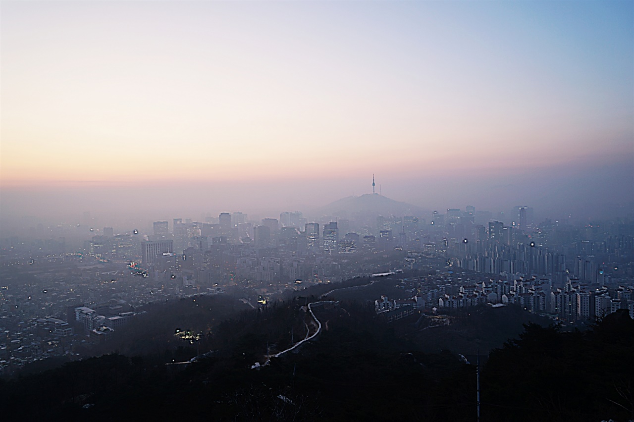  인왕산에서 바라본 서울시내 모습