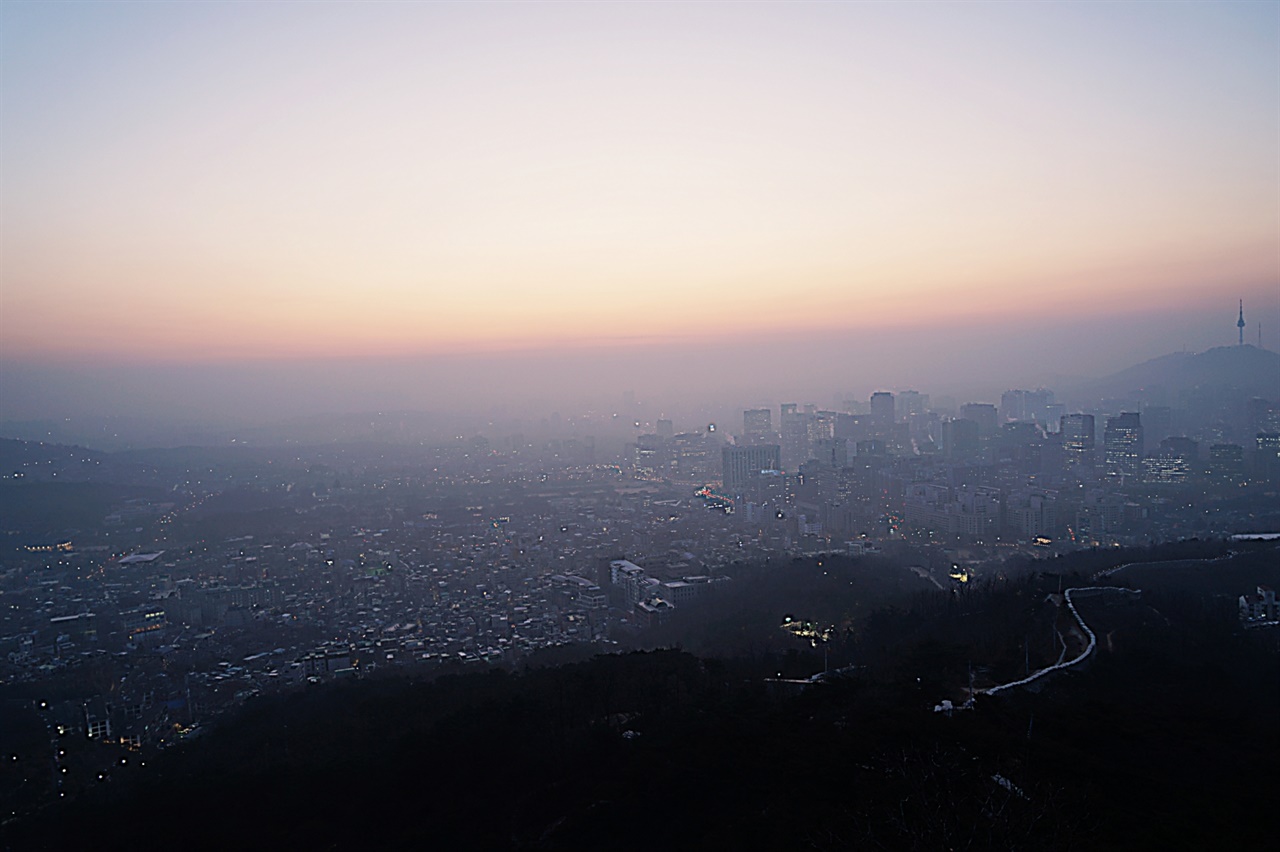  인왕산에서 바라본 서울시내 풍경