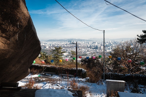 푸근한 마당과 바윗돌이 어우러져 별천지에 온 듯한 풍경을 보여준다.