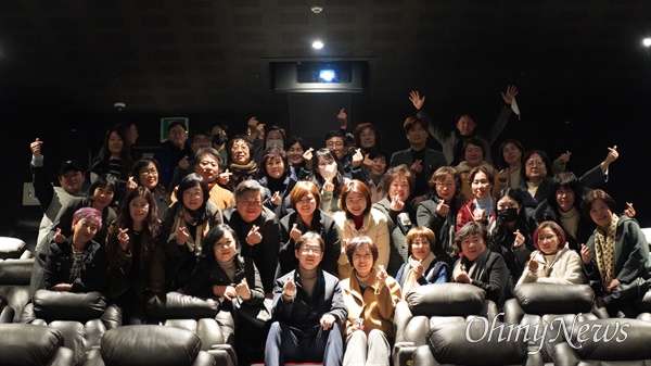 김경수 전 경남지사는 2월 6일 오후 김해 한 영화관에서 지지자들과 함께 영화 <영웅>을 관람했다.