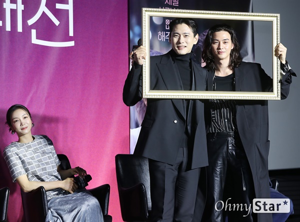 '연애대전' 유태오-김지훈, 부부같은 브로맨스 유태오와 김지훈 배우가 8일 오전 서울 용산구의 한 상영관에서 열린 넷플릭스 시리즈 <연애대전> 제작발표회에서 포즈를 취하고 있다. <연애대전>은 남자에게 병적으로 지기 싫어하는 여자와 여자를 병적으로 의심하는 남자가 전쟁 같은 사랑을 겪으며 치유받는 로맨틱 코미디 작품이다. 10일 공개.