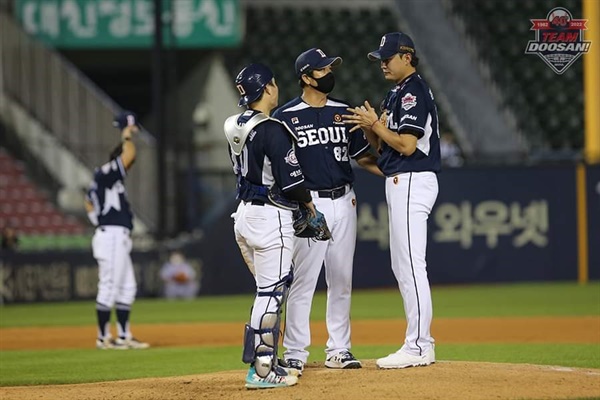  지난해 8월 21일 두산과 LG의 경기에서 두산 정재훈 투수코치가 마운드에 방문한 모습