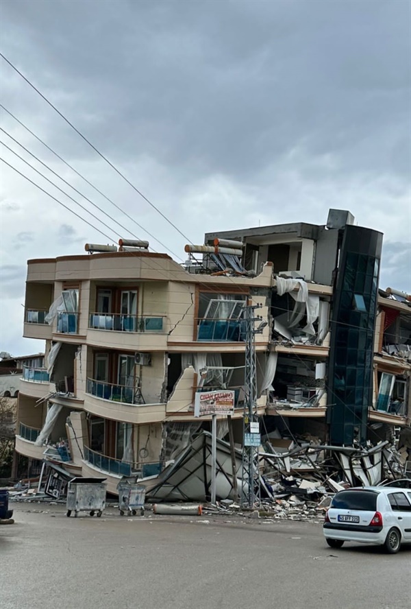 규모 7.8 강진으로 무너진 건물들. 이 사진은 피스윈즈 긴급구호팀이 2월 6일(현지시각) 카라만마라슈 지역에서 촬영한 것이다. 