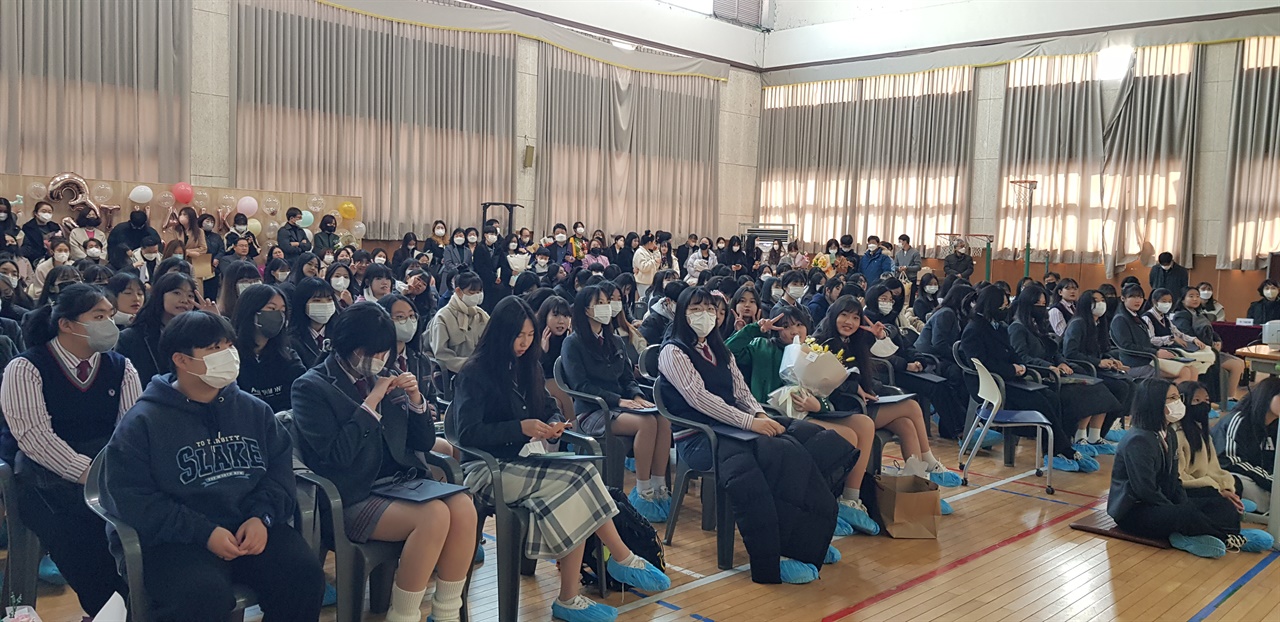 8일 오전 학교 강당에서 열린 순창여중 졸업식은 실내 마스크 착용 의무가 해제됐지만, 마스크 착용 여부는 개인 자율에 맡겼다. 카메라를 인지한 몇몇 학생들이 손가락브이를 내보이고 있다.