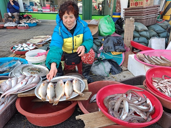 여수 교동시장 초입 노점에서 30년째 생선을 팔고 있는 마인자 어머니다. 