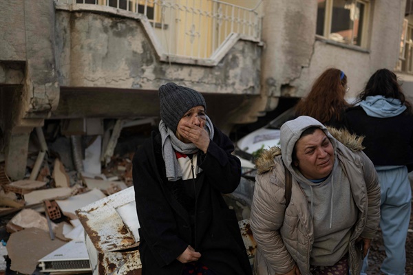 2023년 2월 8일 튀르키예 남동부 하타이에서 여성들이 건물 잔해 옆에서 눈물을 흘리고 있다. 