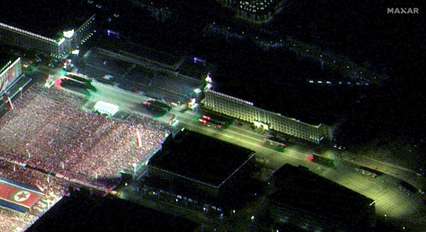 맥사 태크롤로지가 9일 공개한 전날 밤 조선인민군 창설 75주년(건군절) 기념 열병식 장면.