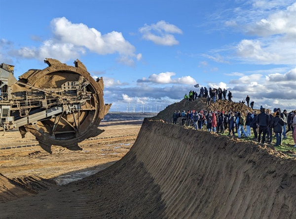 뤼체라트 갈탄 채굴 작업을 막기 위해 채굴기 앞에 선 활동가와 시민들. 독일 멸종저항 (Extinction Rebellion Deutschland)

뤼체라트의 갈탄 채굴 작업을 막기 위해 채굴기 앞에 선 활동가와 시민들. 1월 16일 현지 집회에는 독일 전역에서 3만5000명의 환경단체 활동가와 시민들이 모였다. 독일의 에너지 싱크 탱크인 에너지벤데의 평가보고서에 의하면 독일은 작년 탄소감축목표를 달성하지 못했다. 