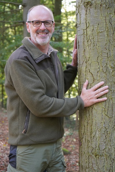 페터 볼레번은 2016년부터 독일 본에서 멀지 않은 아이플국립공원 근처에서 아들 ‘토비아스 볼레번’과 함께 숲아카데미를 운영하면서 일반인들과 산주를 위한 숲 교육과 투어를 제공하고 있다. 그는 또한 ‘독일 숲정상회의(Waldgipfel)’를 개최하며 숲이 직면한 문제들에 관해 적극적으로 행동해온 인플루언서 환경운동가다.