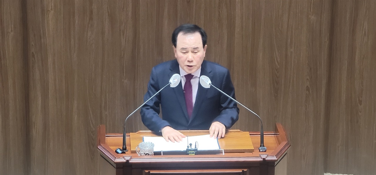 김지철 교육감이 제1차 본회의에서 2023년도 충청남도교육청 주요업무 계획을 보고하고 있다.