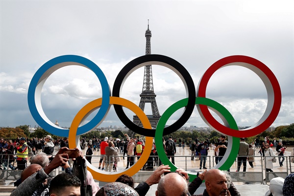  2017년 9월 16일 프랑스 파리 트로카데로 광장의 에펠탑 앞에서 파리가 2024년 올림픽 유치를 따냈다는 IOC 공식 발표를 축하하는 올림픽 오륜기가 보인다.