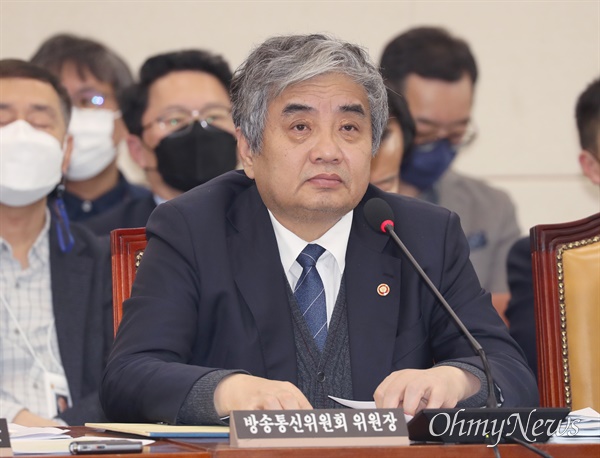 한상혁 방송통신위원장이 지난 9일 국회에서 열린 과학기술정보방송통신위원회 전체회의에서 의원 질의에 답변하고 있다.