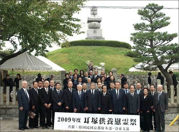 2009년 교토 코무덤공양위령제, 앞줄 맨 오른쪽이 나카오 히로시 교수