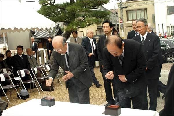 2009년 교토 코무덤공양위령제에서 향을 사르는 나카오 히로시 교수(앞줄 왼쪽)