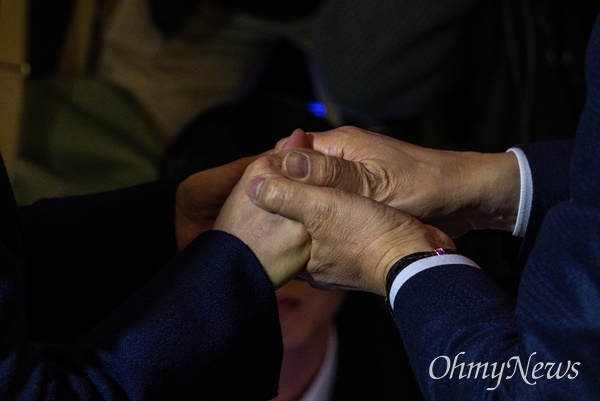 국민의힘 김기현 대표 후보와 나경원 전 원내대표가 9일 오후 서울 마포구 케이터틀에서 열린 사단법인 새로운민심 새민연 전국대회에 참석해 인사를 하고 있다.