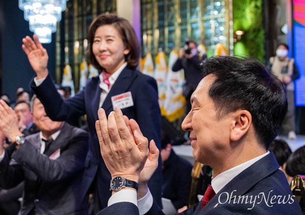 국민의힘 김기현 대표 후보와 나경원 전 원내대표가 9일 오후 서울 마포구 케이터틀에서 열린 사단법인 새로운민심 새민연 전국대회에 참석하고 있다. 
