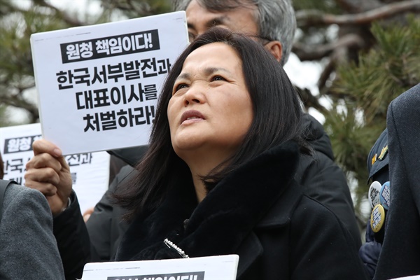 화력발전소에서 작업 중 사고로 숨진 비정규직 노동자 고(故) 김용균 씨 사건과 관련해 9일 대전지법에서 열린 2심 선고 이후 지법 앞에서 열린 김용균 재단 기자회견에서 김용균씨 어머니 김미숙 씨가 참담한 표정을 짓고 있다. 재판부는 1심과 마찬가지로 원청인 김병숙 전 한국서부발전 사장에 무죄를 선고했다. 