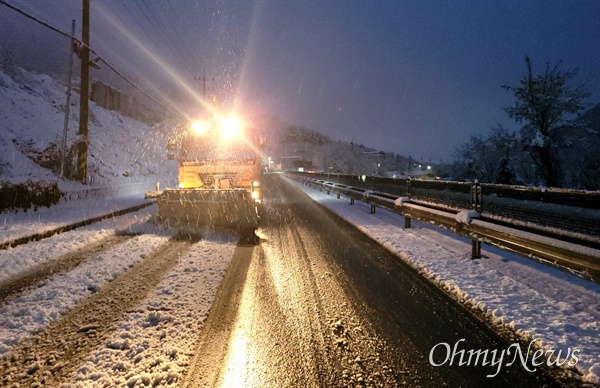 2월 10일 경남지역 곳곳에 눈이 내렸다. 창원마산지역 제설작업.