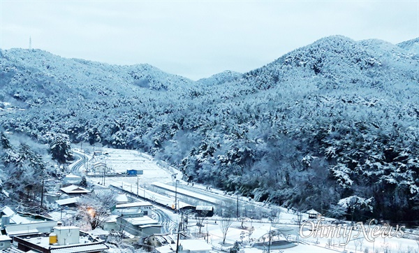 2월 10일 경남지역 곳곳에 눈이 내렸다. 사진은 진주 금산면.