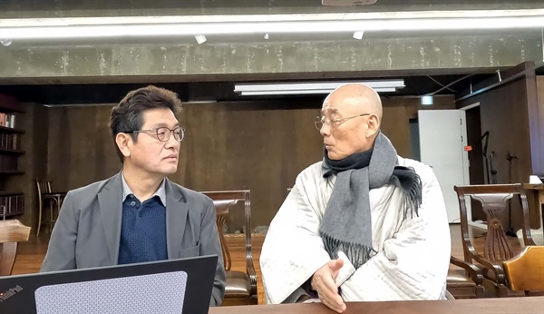 명진 스님은 9일 오후 서울 장충동 우리함께빌딩 2층 문화살롱 기룬에서 기자간담회를 연 뒤, <오마이뉴스>와 인터뷰를 했다. 