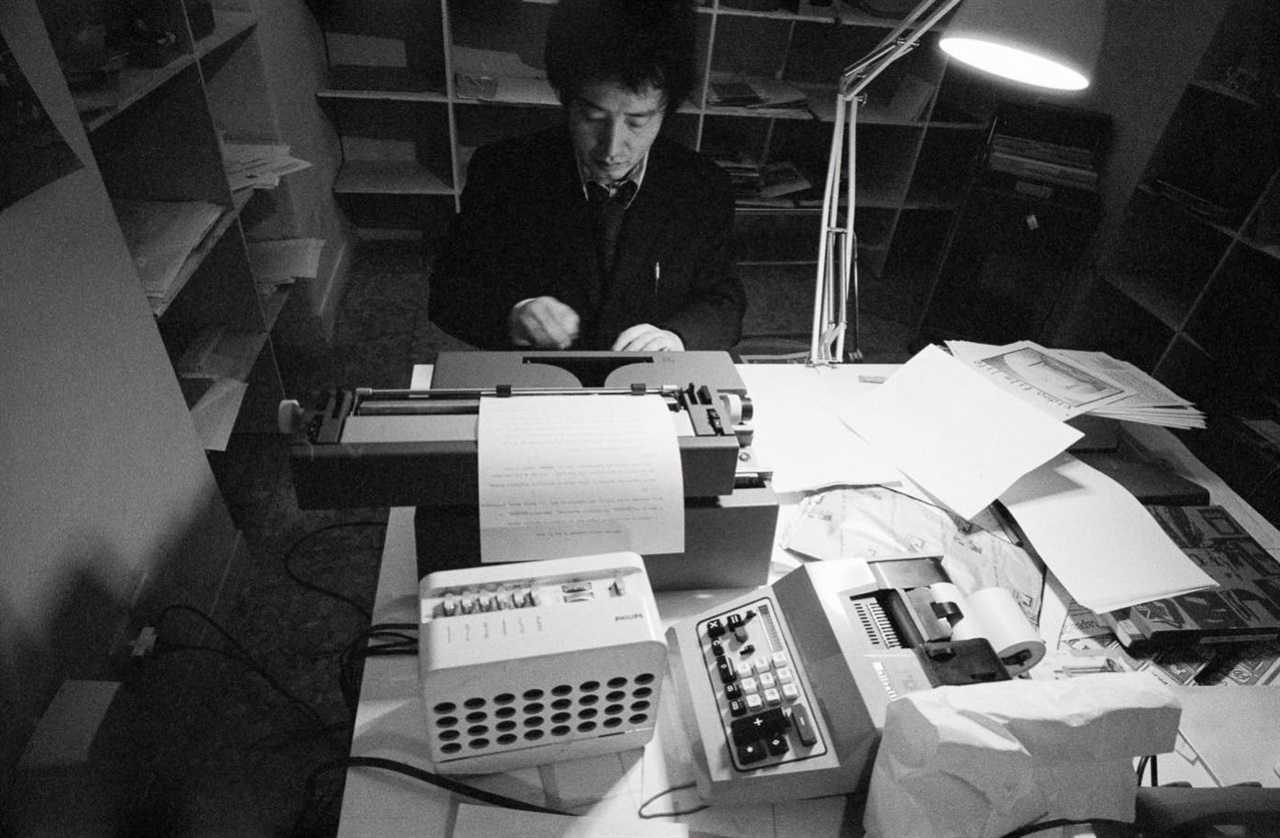 '스튜디오22'에서 보고서 쓰는 백남준 모습. 이탈리아 사진가 '지아니 멜로티'가 찍다. 1974년 ⓒ Gianni Melotti