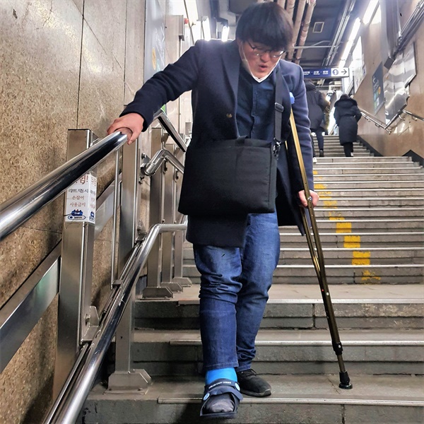가파른 지하철 계단을 오르내리는 것을 피할 수 없을 때는 온몸에 긴장을 하게 됩니다.