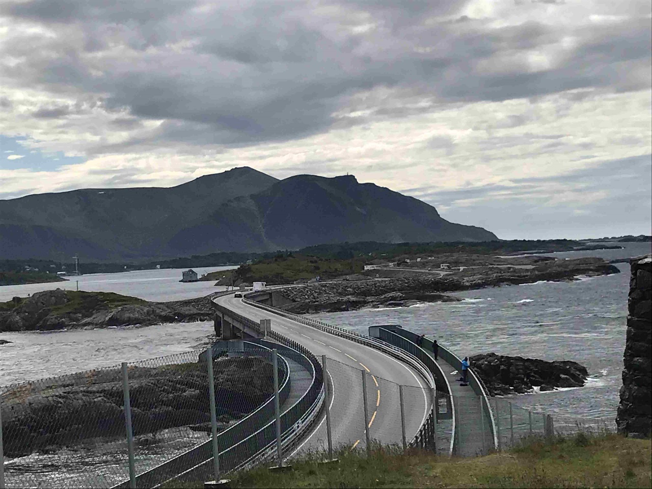 불안한 듯 보이는 노르웨이의 아틀란틱 오션 로드, 안전한 운전습관만이 편안함을 안겨주는 멋진 도로