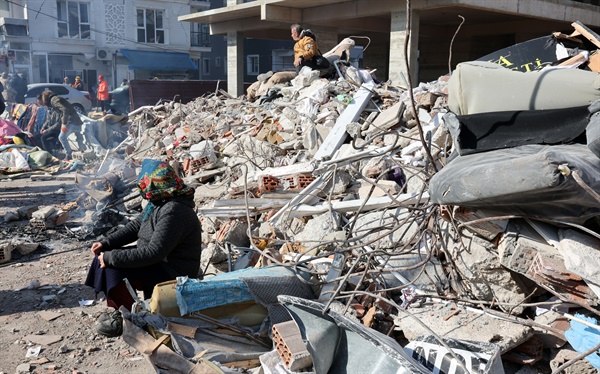 10일 오전(현지시간) 튀르키예 하타이 안타키아 시내에서 지진으로 인해 삶의 터전을 잃은 시민들이 거리에 앉아있다.