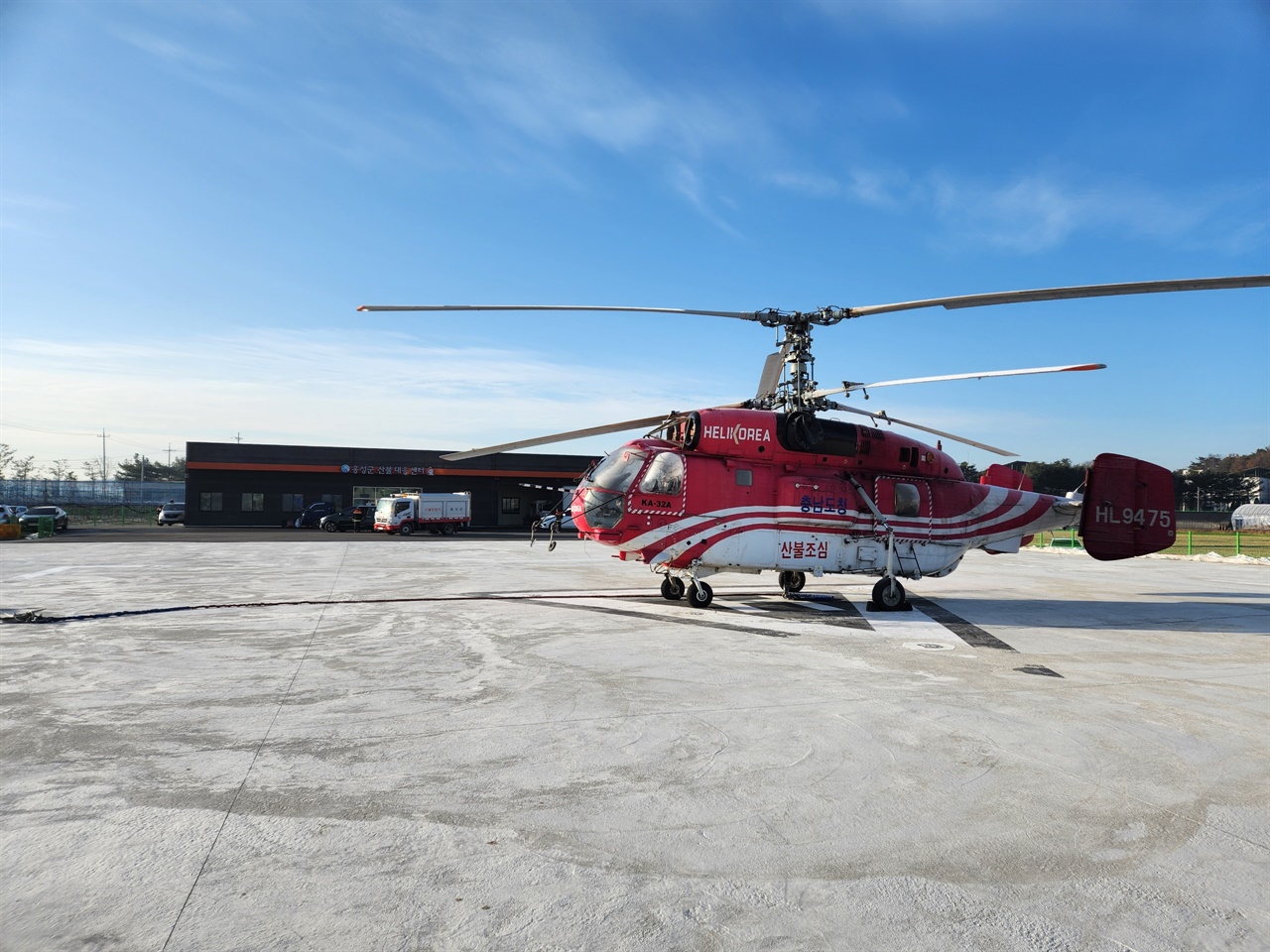 홍성군은  지난해 11월 3대까지 사용할 수 있는 산불 헬기 계류장을 추가로 조성했으며, 충남도 산불 진화용 임차 헬기 1대를 배치했다.