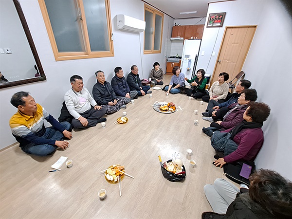 귀농귀촌한 분들이 마을회관에 모여 환담하고 있다