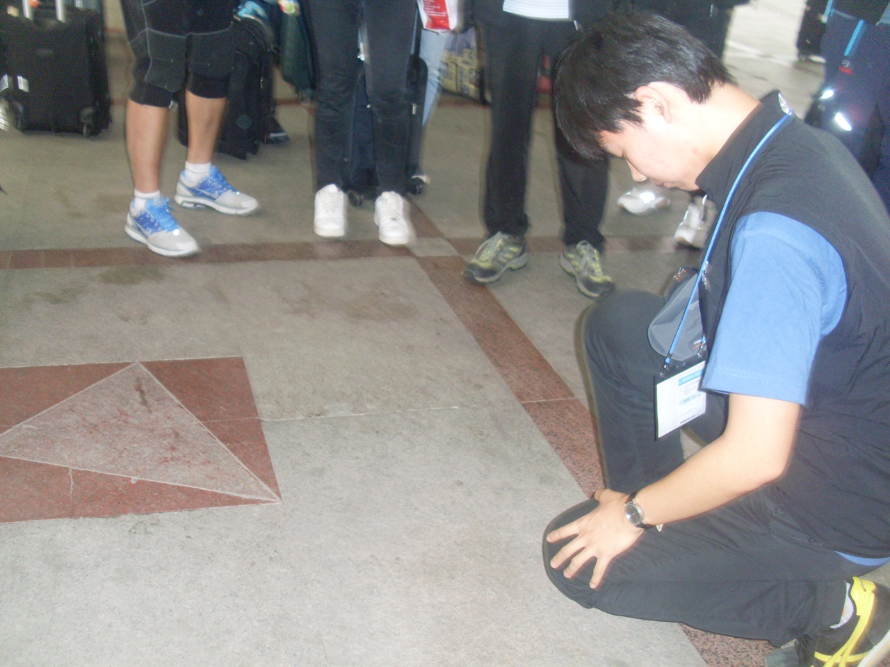  2011년 8월 7일 안중근의사기념관 대학생 안중근 의사 해외독립운동사적지 탐방단 소속으로 중국 하얼빈역을 찾았을 당시 안중근 의사의 저격지점(삼각형) 앞에 묵념을 올리는 기자의 모습