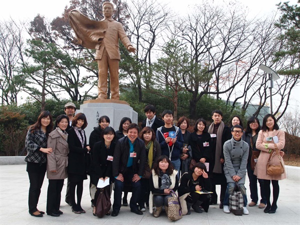  2010년 11월 20일, 뮤지컬 <영웅> 관객이벤트 '안중근과의 데이트' 당시 출연진들과 함께 안중근의사기념관을 관람하는 행운을 누리기도 했다.