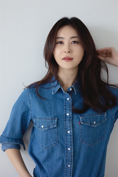  최근 SBS 드라마 <법쩐>과 디즈니플러스 시리즈 <카지노>에 출연한 배우 손은서.
