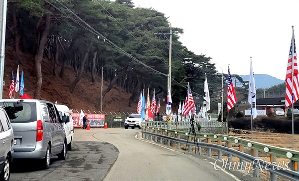  문재인 전 대통령 사저가 있는 경남 양산시 평산마을 주변에서 벌어지고 있는 보수단체 집회.