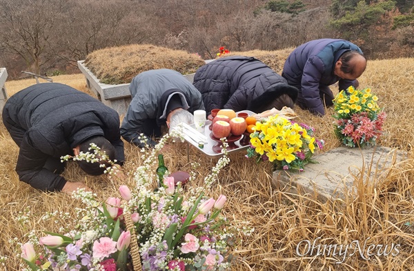 대구지하철참사 20주기를 앞두고 유가족들이 13일 오전 대구시립묘지공원을 찾아 무연고 희생자들에게 추모하고 있는 모습.