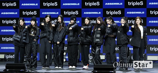 '트리플에스' 트리플에스(tripleS. 윤서연, 정혜린, 이지우, 김채연, 김유연, 김수민, 김나경, 공유빈, 카에데, 서다현)가 13일 오후 서울 용산구의 한 공연장에서 열린 새 앨범 <어셈블(ASSEMBLE)> 발매 쇼케이스에서 포토타임을 갖고 있다. 앨범 < ASSEMBLE >과 타이틀곡 'Rising'은 트리플에스의 첫 '디멘션(DIMENSION)'인 애시드 엔젤 프롬 아시아(Acid Angel from Asia. 김유연, 김나경, 공유빈, 정혜린)에 이어 10인조 '디멘션'이 선보이는 작품이다. 
