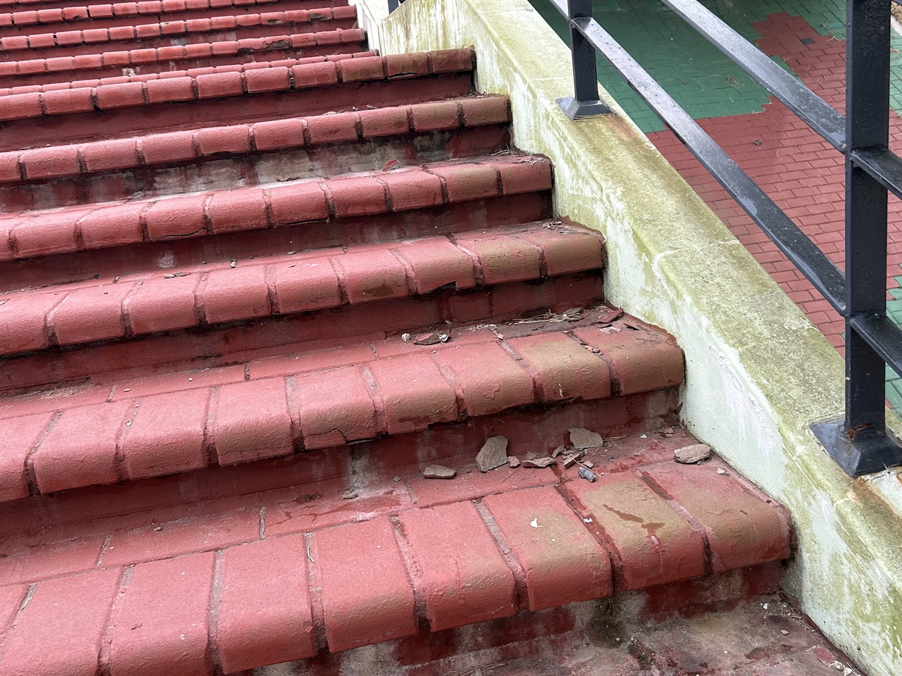 지난 12일 홍성조류탐사과학관은 문을 닫은 지 오래서인지 계단이 부서지고 철 구조물은 부식되고 조형물은 아무렇게 방치되어 있었다.