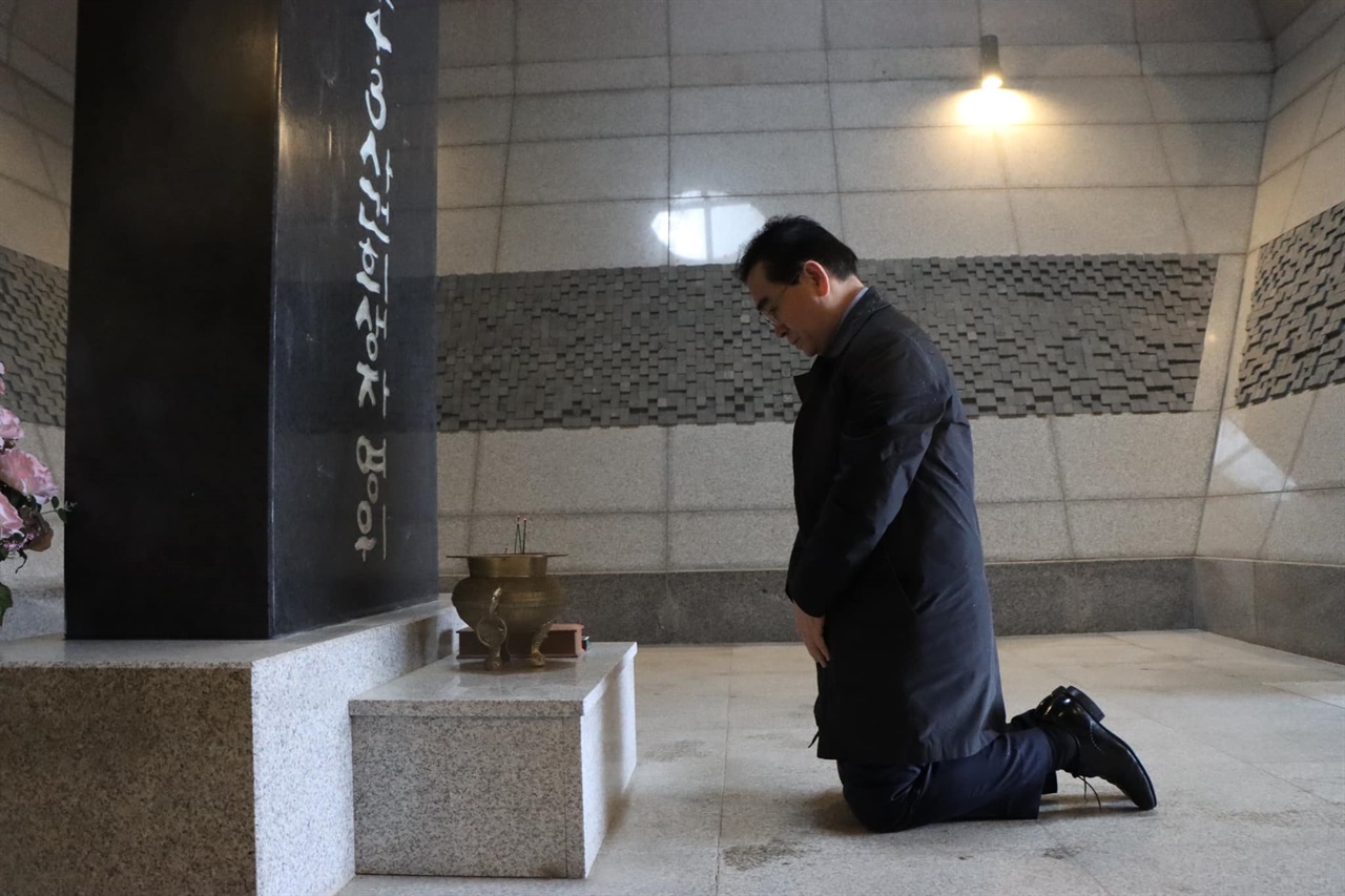국민의힘 최고위원 후보인 태영호 의원이 13일 '제주 4·3 평화공원'을 찾아 추모비에 참배하고 있다.