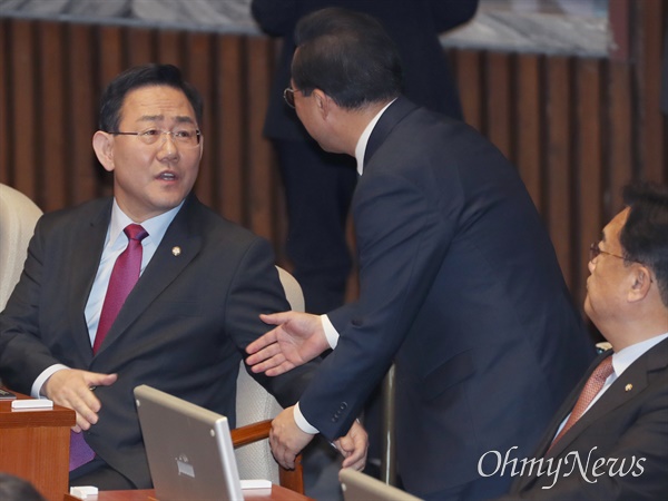 주호영 국민의힘 원내대표가 14일 서울 여의도 국회 본회의장에서 교섭단체 대표연설을 마친 뒤 박홍근 더불어민주당 원내대표와 악수하고 있다.