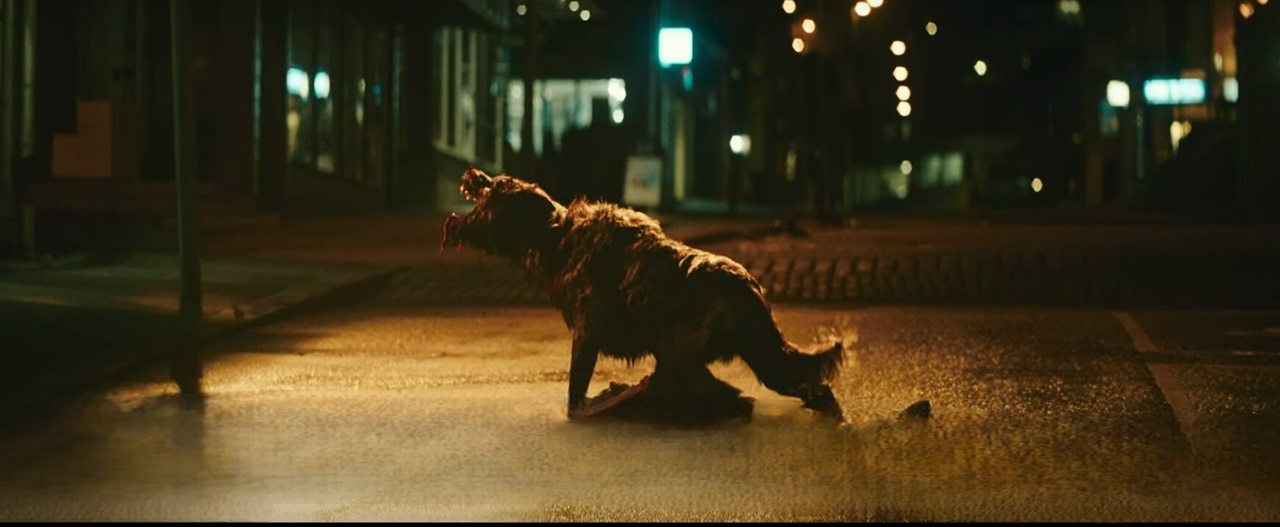 영화 <바이킹 울프> 한 장면 늑대인간으로 변해 사람들을 마구 헤치는 소녀 탈레