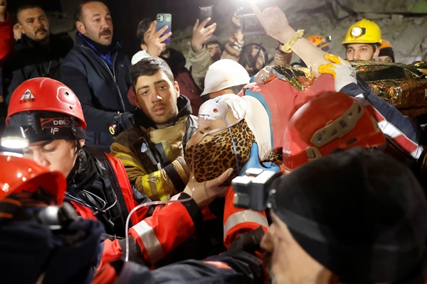 (하타이 로이터=연합뉴스) 14일(현지시간) 튀르키예 남부 하타이주에서 구조대원들이 무너진 건물 잔해 속에서 생존자를 구조하고 있다. 