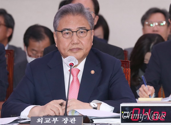 박진 외교부 장관이 15일 서울 여의도 국회에서 열린 외교통일위원회 전체회의에서 의원 질의에 답변하고 있다.