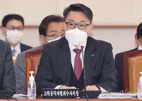 김진욱 고위공직자범죄수사처장이 15일 서울 여의도 국회에서 열린 법제사법위원회 전체회의에서 의원 질의에 답변하고 있다.
