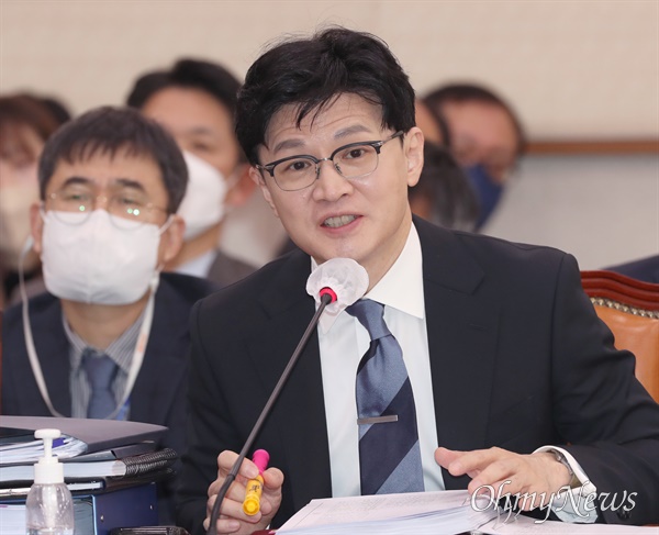한동훈 법무부 장관이 15일 서울 여의도 국회에서 열린 법제사법위원회 전체회의에서 의원 질의에 답변하고 있다.