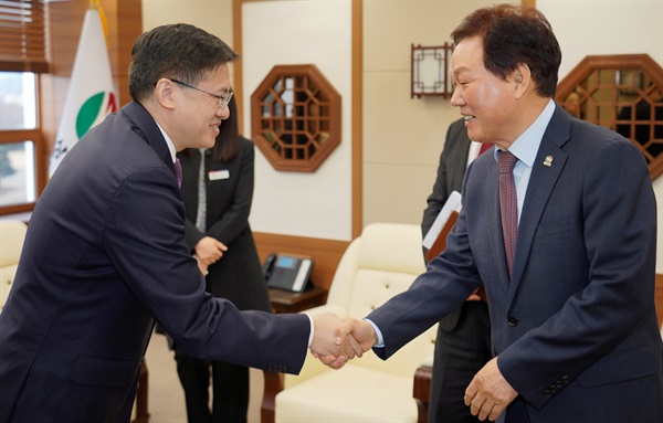  박완수 도지사는 15일 경남도청 접견실에서 천르뱌오 주부산중국총영사를 만났다.