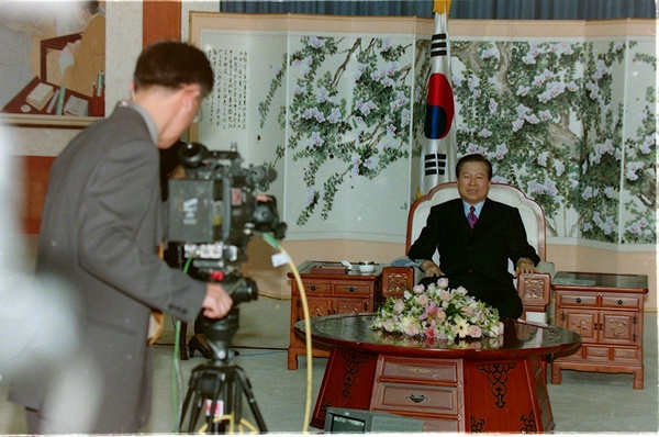 1998년 11월 23일 김대중 대통령이 미국 CNN과 인터뷰를 하고 있다. 