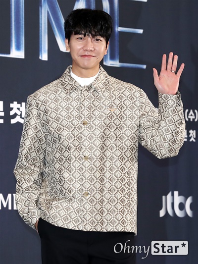 '피크타임' 15일 오후 서울 마포구의 한 호텔에서 열린 JTBC 신규 예능 <피크타임> 제작발표회에서 포토타임을 갖고 있다. <피크타임>은 팀전으로 펼쳐지는 글로벌 아이돌 오디션 프로그램으로, 현역 아이돌부터 빛을 보지 못한 경단(경력단절)돌과 해체돌, 신인돌까지 무대가 절실한 가수들이 다시 한 번 무대에 올라 경쟁을 벌이는 글로벌 프로젝트다. 15일 수요일 오후 8시 50분 첫 방송.
