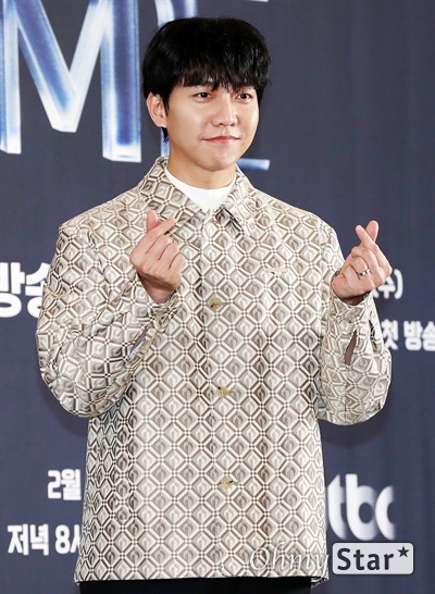 '피크타임' 이승기, 이다인을 향한 하트 이승기 배우 겸 가수가 15일 오후 서울 마포구의 한 호텔에서 열린 JTBC 신규 예능 <피크타임> 제작발표회에서 포토타임을 갖고 있다. <피크타임>은 팀전으로 펼쳐지는 글로벌 아이돌 오디션 프로그램으로, 현역 아이돌부터 빛을 보지 못한 경단(경력단절)돌과 해체돌, 신인돌까지 무대가 절실한 가수들이 다시 한 번 무대에 올라 경쟁을 벌이는 글로벌 프로젝트다. 15일 수요일 오후 8시 50분 첫 방송.